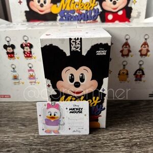 Pop Mart Mickey Family Cute Together “Daisy”